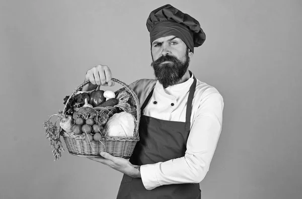 Здорова концепція приготування їжі. Людина з бородою на зеленому фоні . — стокове фото