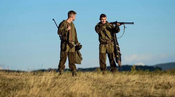 Leger. Camouflage. Vriendschap van mannen jagers. Jachtvaardigheden en wapen apparatuur. Hoe Draai jacht in hobby. Militaire uniform mode. Als we kijken naar doelgroep via sluipschutter toepassingsgebied. Boot camp — Stockfoto