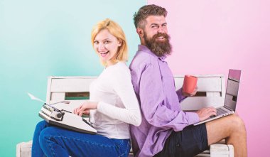 Özgün otantik öznitelik yazar. Gerçek autor otantik ekipman. Çift yazarlar farklı araçlar yazma kitap kullanın. Çalışma arkadaşları farklı yaklaşım. Adam kullanmak laptop kız retro daktilo gibi