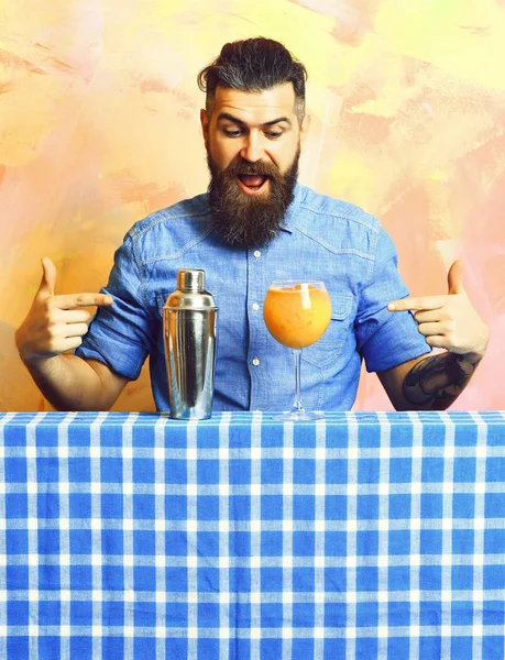 Hombre Barbudo Barba Larga Brutal Caucásico Hipster Sorprendido Con Bigote — Foto de Stock