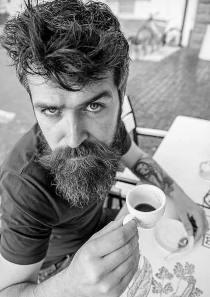 Espresso kahve birlikte olan adam. Hippi ciddi sıkı yüzündeki açık kahve içme. Kahve molası kavramı. Sakal ve bıyık tutar fincan Cafe Teras yorgunluk kahve ile adam — Stok fotoğraf