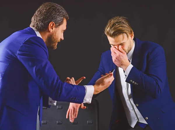 Mislukte onderhandelingen concept. Werkgever en werknemer spreken op — Stockfoto