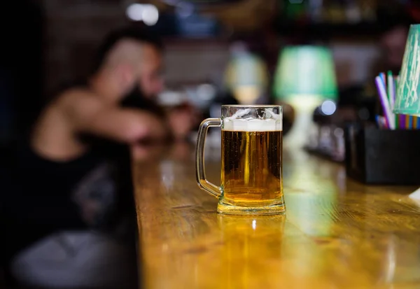 Bicchiere con birra fresca alla spina lager con schiuma. Tazza riempita con birra saporita fredda in bar. Venerdì tradizione del tempo libero. Concetto di birreria. Stile di vita del fine settimana. Tazza di birra sul bancone del bar sfondo sfocato — Foto Stock