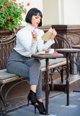 Kendini geliştirme kavramı. Edebiyat kadın için. Bir fincan kahve iyi ve keyifli kitap en iyi kombinasyonu mükemmel hafta sonu için. Kız içki kahve kitap okuyun. Kadın var iyi kitap Cafe Teras zevk içecek