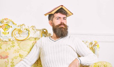 Kavramı çok. Maço kafasına, çatı gibi açık kitap ile oturuyor. Adam, öğretmen öğretim ile overdid, deli profesör oldu. Sakal ve bıyık oturur kanepe, beyaz duvar arka plan üzerinde olan adam