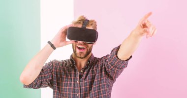 Adam tıraşsız adam Vr gözlük konser, pembe bir arka plan ziyaret keyfini çıkarın. Hipster modern teknolojiler eğlence için kullanın. VR olay kavramı. Guy Vr gözlük kafa monte görüntü keyfini sanal konser