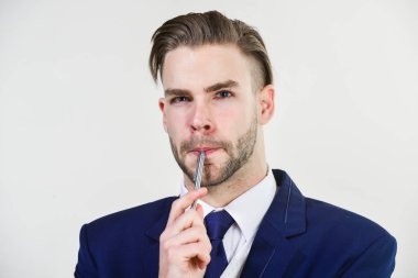 İyi giyimli iş resmi elbise beyaz arka plan adamım. Bireysel girişimci iş. İş adam ciddi girişimci. Yakışıklı ofis çalışanı. İş karar ve sorumluluk almak