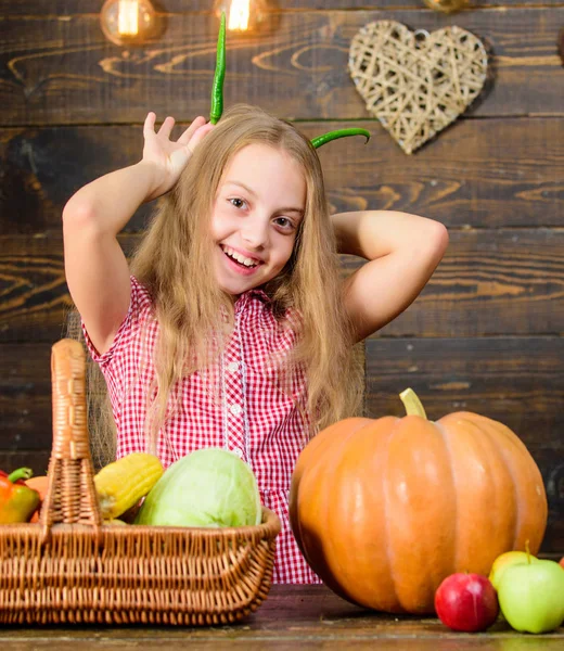 Concepto del festival Harvest. Niña niña disfrutar de la vida en la granja. Jardinería orgánica. Niña en el mercado agrícola con verduras orgánicas. Niño agricultor con fondo de madera de la cosecha. Cultiva tu propio alimento orgánico — Foto de Stock