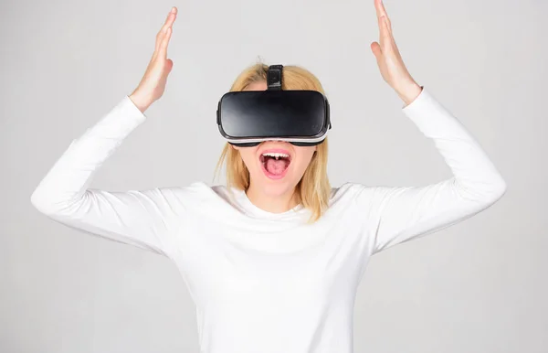 Virtuális valóság szemüveg izgatott mosolygó üzletasszony. A nő figyelte a virtuális valóság látás. Egy személy a virtuális szemüvegek repül térre. VR fejhallgató. — Stock Fotó