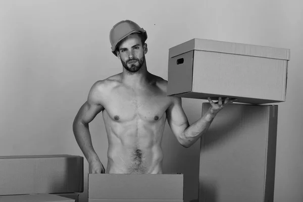 Muž stojící mezi kartony jako sexualita a budování koncepce — Stock fotografie