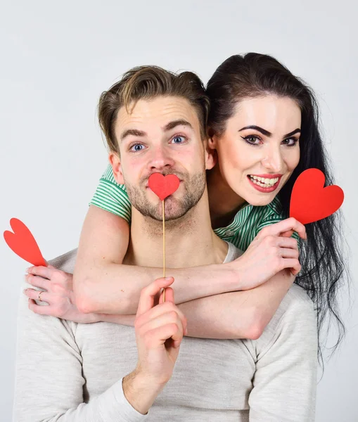 Hombre y mujer pareja en el amor abrazo y mantener el corazón rojo tarjetas de San Valentín de cerca. Concepto de San Valentín. Hombre y chica guapa enamorados. Día de San Valentín y amor. Las ideas románticas celebran el día de San Valentín — Foto de Stock