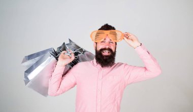 Karlı bir anlaşma. Nasıl sonraki tatil için hazır olun. Adam çok alışveriş torbaları ile sakallı hippi. Üstünde siyah Cuma alışveriş. Mutlu grup kağıt torbalar ile alışveriş. Alışveriş bağımlısı tüketici