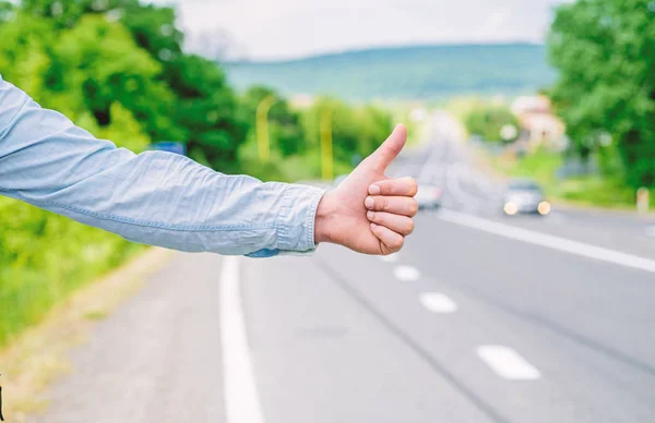 Pouce vers le haut geste signifiant. Différence culturelle. Un geste d'auto-stop. Pouce en l'air informer les conducteurs auto-stop. Mais dans certaines cultures geste risque offensant d'être tué par le conducteur furieux que vous venez d'insulter — Photo