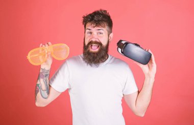 Sanal gerçeklik kulaklık ve kırmızı zemin üzerine çok güneş gözlüğü sakallı adam hippi. Adam ne tercih gerçek veya sanal karar. Gerçeklik ve Vr. alternatif gerçeklik arasında seçim