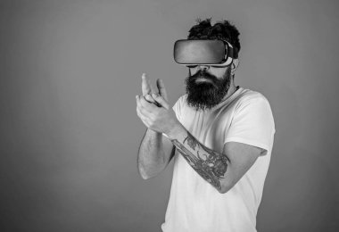 Sanal atış poligonu kavramı. Hipster meşgul yüz oynamak sanal gerçeklik. Adam kafa monte görüntü çekimi topu bulunan sanal gerçeklik ile. Silah, kırmızı arka plan Vr sakallı adam gözlük