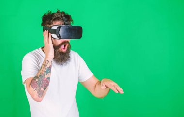 DJ Vr gözlük yeni parçalar oluşturma. Yeni teknoloji oyuncakla oynamak hipster sakallı adam. Sakallı adam bilgisayar gösterisinde prova gerçeklik simüle. Adam şık sakal ve bıyık müzik bestelemek