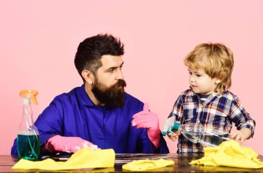 Adam pembe bir arka plan üzerinde şirin çocuk ile.