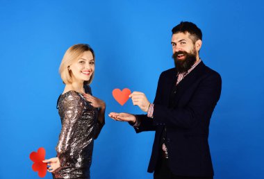 Erkek kız arkadaşına aşkını sunuyor. Aşk sembolü ve dating