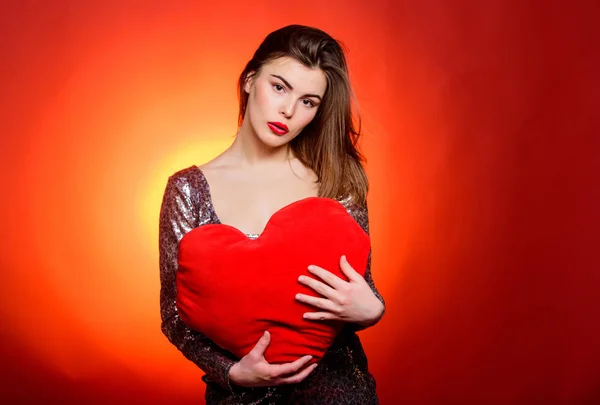 Chica de maquillaje y sexy vestido decollete. Mujer atractiva modelo de moda celebrar corazón juguete San Valentín decoración. Amor y romance. Atributo del día de San Valentín. Feliz día de San Valentín. Día de San Valentín — Foto de Stock