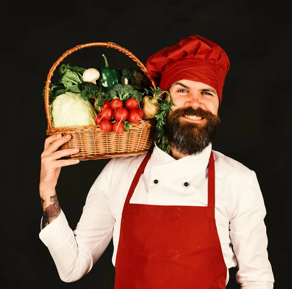 Szakács tartja káposzta, retek, brokkoli salátával és fokhagymával. — Stock Fotó