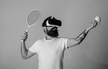 Vr gözlük, gri arka planda sakallı adam. Hipster konsantre yüzündeki modern teknolojiler sportif eğlence için kullanın. VR tenis kavramı. Vr gözlüklü play tenis raket ve top ile