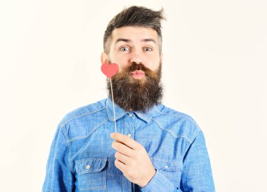 Hipster kağıt kırmızı kalpler ve hava öpücükle.
