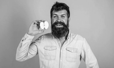 Adam gülümseyen tutan apple mavi arka plan sakallı. Vitamini beslenme diyet sağlık. Yarım elma sağlıklı yaşam tarzı. Hipster doğal ekolojik elma gösterir. Besin değeri kavramı.