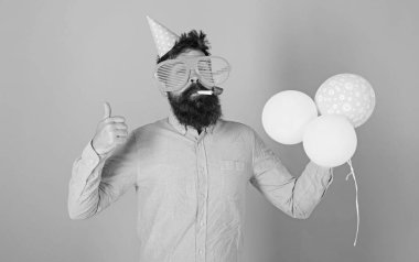 Çocuk partisi, uluslararası çocuk günü kutlama eğlence sanatçı. Büyük gözlük, Efes ve balonlar, sakallı adam eğlenceli kavramı. Mavi arka plan üzerinde pembe gömlekli trendy sakallı hippi