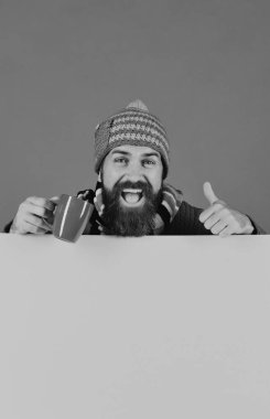 Hipster neşeli yüzü ile çay veya kahve Kupası tutar