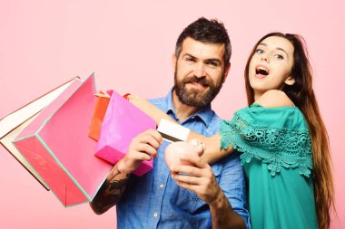 Kaç alışveriş torbaları, pembe arka plan tutar.