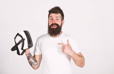 Sakal ve bıyık tutar Vr gözlük, beyaz arka planı olan adam. Mutlu yüz gadget işaret parmağı ile işaret hippi. VR teknolojisi kavramı. Adam Vr gözlük veya baş ile görüntü monte