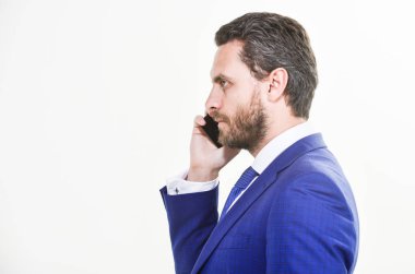 Adam resmi elbise çağrısı destek hizmeti. Mobil telefon konuşma. Danışma ve yardım. İş arama kavramı. Telefon görüşmeleri. Teknik destek servisini arayın. İşadamı smartphone yakınında tutun