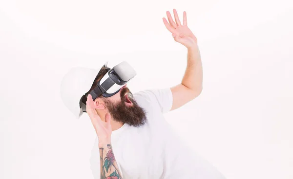 Vr 안경 및 헬멧, 흰색 바탕에 수염을 가진 남자. 가상 현실 개념입니다. 소리에 hipster 얼굴 사용 현대 기술 무서 워. 헤드 마운트 디스플레이 가상 현실에 작용 — 스톡 사진