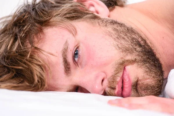 Идея полного расслабления. Человек небритый бородатый лицо сон расслабиться или просто проснуться. Парень с бородой мачо расслабляется утром. Мужчина привлекательный мачо расслабиться и чувствовать себя комфортно. Простые советы по улучшению сна — стоковое фото