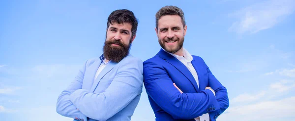 Perfecto en cada detalle. Concepto de gente de negocios. Empresarios barbudos posando con confianza. Los hombres de negocios están parados fondo cielo azul. Aspecto bien arreglado mejora la reputación empresarial empresario — Foto de Stock