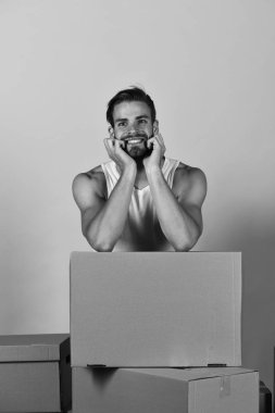 Mutlu yüz ayakta karton kutular arasında olan adam