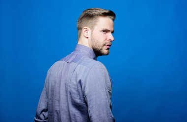 Sakal damat salonu. Kuaför Salonu. Damat sakal. Tarih için hazır olun. Hipster kot gömlek mavi arka plan çekici görünüyor. Adam iyi bakımlı sakallı. Bakımlı maço. Kuaför ve sakal Bakımı