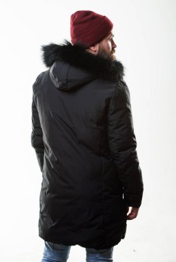 Hood sıcaklık ve hava direnci ekler. Adam stand sıcak ceket parka beyaz arka plan üzerinde izole sakallı. Nasıl en iyi kış ceket tercih. Kış sezonu erkek giyim. Hava geçirmez ceket kavramı.