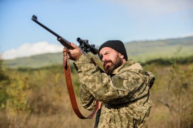 Becerileri nişan. Benim hedef. Sakallı avcı boş zaman avcılık harcamak. Optik ekipman profesyoneller için avcılık. Acımasız erkeksi hobi. Nişan hedef doğa arka plan adamım. Avcı tutun tüfek hedefleyen