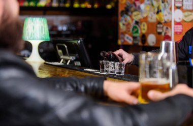 İçki yemek ve eğlenceli pub harika bir yer. Barda rahatlatıcı hippi. Adam karanlık barda boş zaman harcamak. Adam oturup sayacı pub, bar. Hafta sonu bir yaşam tarzı. Barmen dökme alkol. İçki sipariş