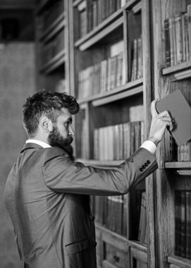 Zarif vintage odası takım elbiseli adam. Moda