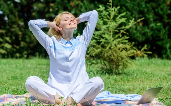 Neden her gün meditasyon. Zihnini boşalt. Kız halı yeşil çim çayır doğa arka plan üzerinde meditasyon. Dakika dinlenmek için bulmak. Pratik meditasyon rahatlatıcı bir kadın. Her gün meditasyon