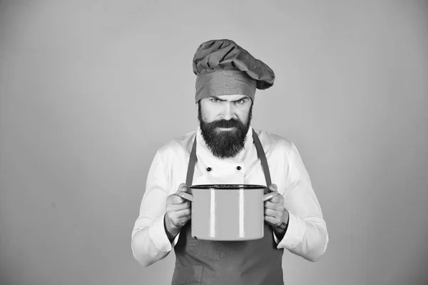 Концепція процесу приготування їжі. Чоловік з бородою тримає посуд — стокове фото