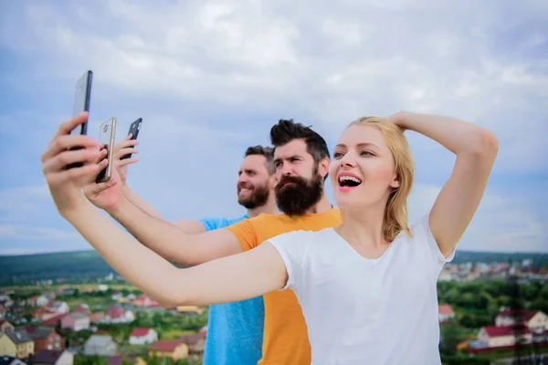 Grupo de jóvenes de pie en una fila, al aire libre, haciendo un yo — Foto de Stock