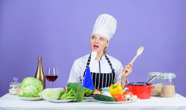 Matlagning är hennes hobby. Matlagning hälsosam mat. Flicka i hatt och förkläde. Kvinna kock Matlagning hälsosam mat. Färska grönsaker ingredienser för matlagning måltid. Läckra recept koncept. Gourmet huvudrätt recept — Stockfoto