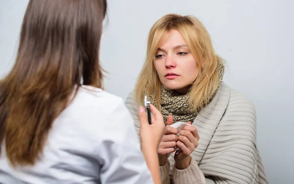 Rozpoznat příznaky nachlazení. Lékařské vyšetření. Lékař a pacient koncept. Příznaky dospělých prasat. Léčba a kdy volat lékaře. Lékař ženu zkoumat nemocný člověk. Návštěvní služba lékaře — Stock fotografie