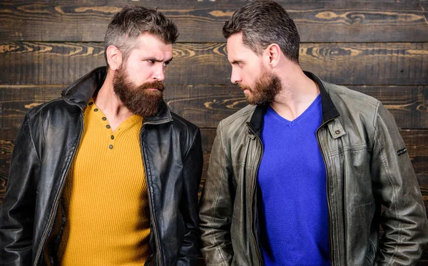 Erkeklik terlemek. Kendine güvenen rakip sıkı göz atmak. Erkeklik kavramı. Erkeklik öznitelikleri. Vahşeti güven ve erkeklik arası bağlantı. Doğru adam sakin ol. Erkekler acımasız sakallı hippi