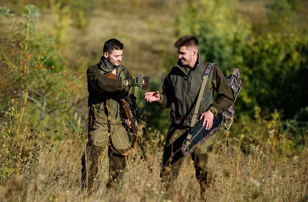 Армійські сили. Камуфляж. Військова однорідна мода. Дружба чоловіків мисливців. Мисливські навички та озброєння. Як перетворити полювання на хобі. Мисливці на людину з рушницею. Бродячий табір. Обговорення упіймання — стокове фото