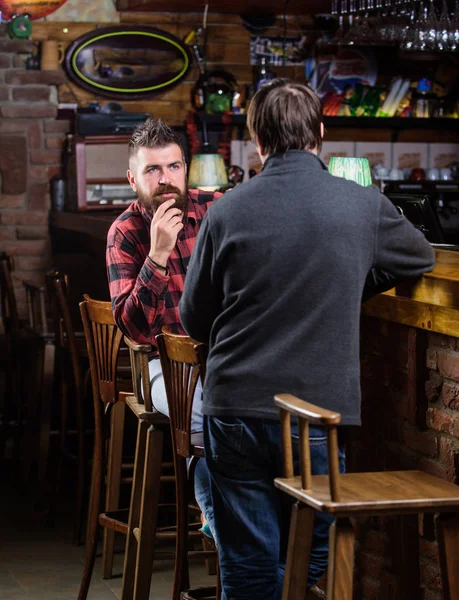 Amigos relajándose en el pub. Una conversación amistosa con un extraño. Hipster hombre barbudo brutal pasar el ocio con amigo bar mostrador en el pub. Hombres relajándose en el pub. Ocio de fin de semana. Viernes de relajación en el pub —  Fotos de Stock