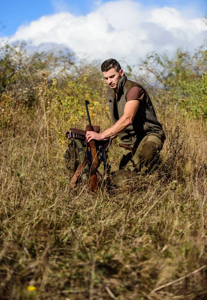 Preparar para caçar. O que você deve ter enquanto caça ambiente da natureza. Homem com equipamento de caça rifle fundo natureza. Recarregue o conceito de espingarda. Equipamento de caça e medidas de segurança — Fotografia de Stock